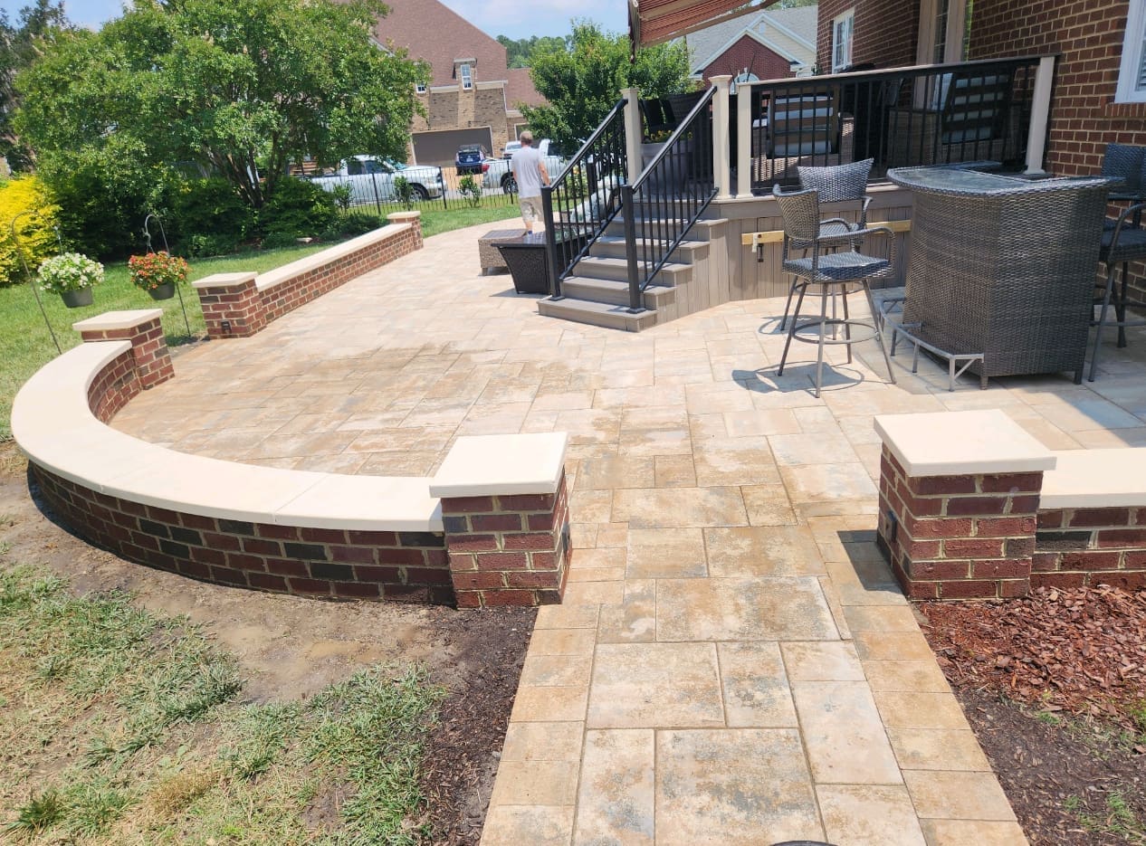 Composite deck with built-in seating by B&B Decks — James City County, VA service area